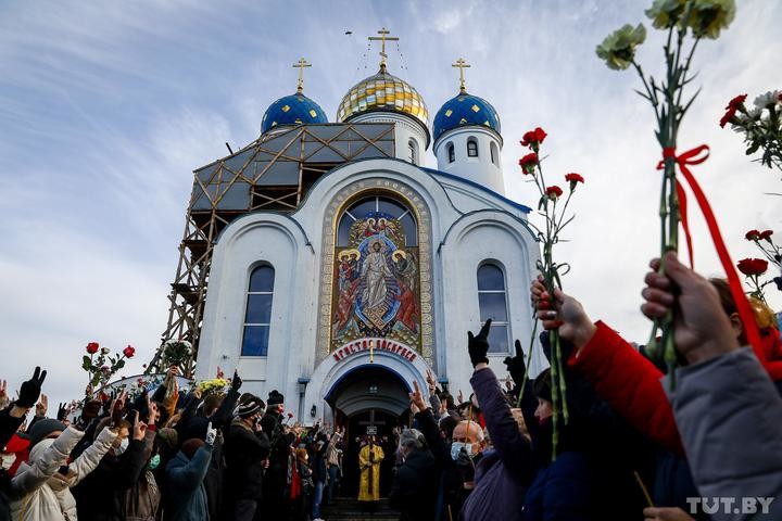 В Минске простились с Романом Бондаренко — пришли тысячи человек В Минске простились с Романом Бондаренко — пришли тысячи человек