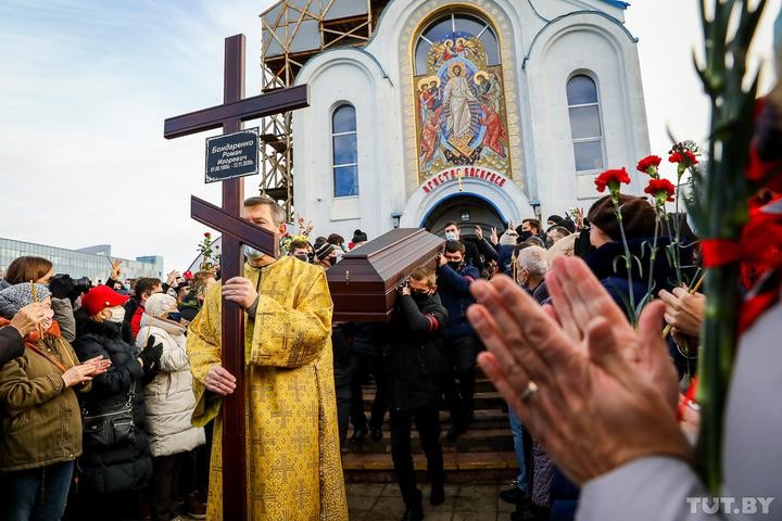 В Минске простились с Романом Бондаренко — пришли тысячи человек В Минске простились с Романом Бондаренко — пришли тысячи человек