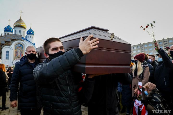 В Минске простились с Романом Бондаренко — пришли тысячи человек В Минске простились с Романом Бондаренко — пришли тысячи человек
