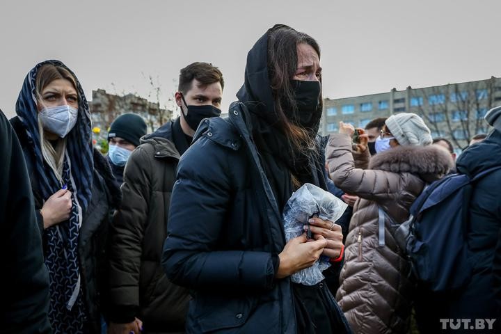 В Минске простились с Романом Бондаренко — пришли тысячи человек В Минске простились с Романом Бондаренко — пришли тысячи человек