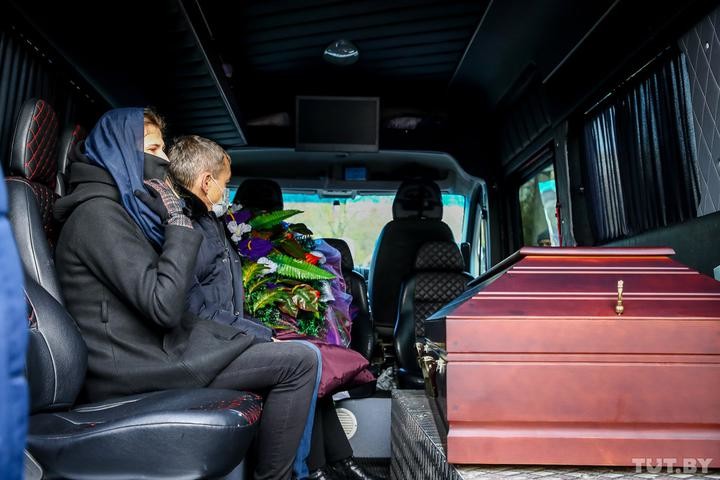 В Минске простились с Романом Бондаренко — пришли тысячи человек В Минске простились с Романом Бондаренко — пришли тысячи человек