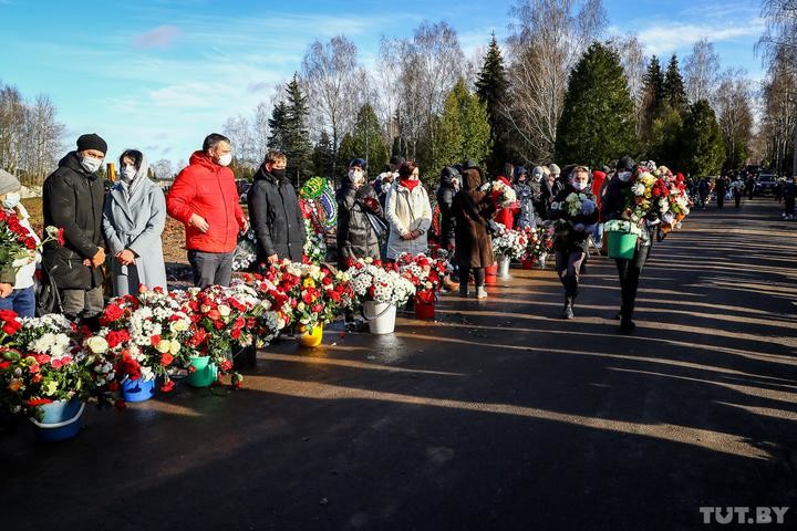 В Минске простились с Романом Бондаренко — пришли тысячи человек В Минске простились с Романом Бондаренко — пришли тысячи человек