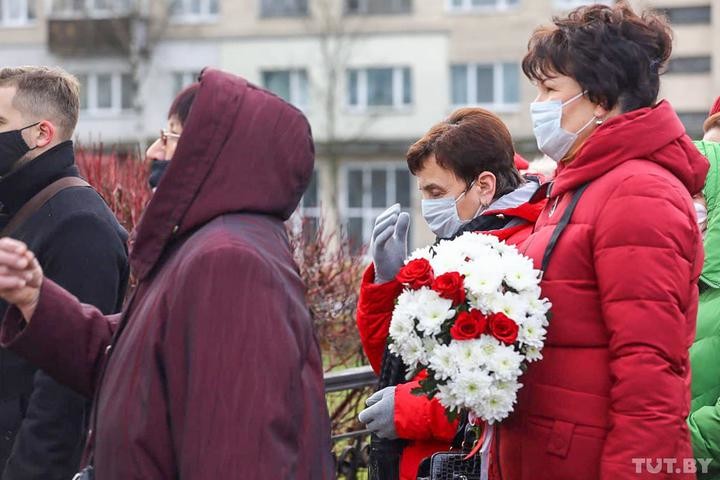 В Минске простились с Романом Бондаренко — пришли тысячи человек В Минске простились с Романом Бондаренко — пришли тысячи человек