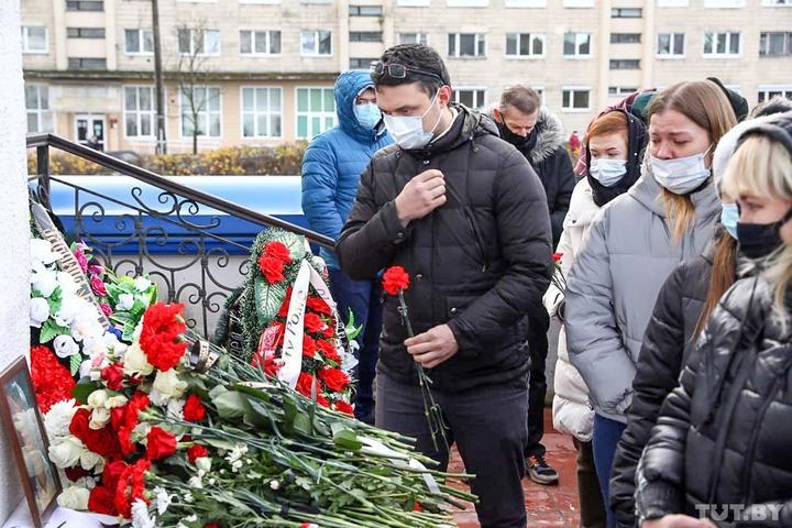 В Минске простились с Романом Бондаренко — пришли тысячи человек В Минске простились с Романом Бондаренко — пришли тысячи человек