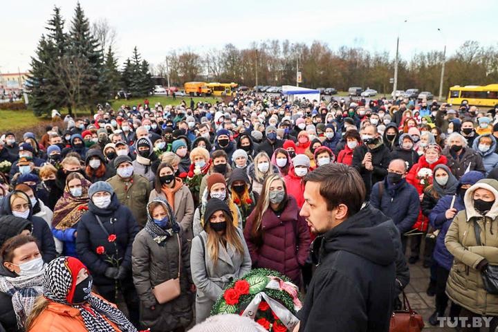 В Минске простились с Романом Бондаренко — пришли тысячи человек В Минске простились с Романом Бондаренко — пришли тысячи человек