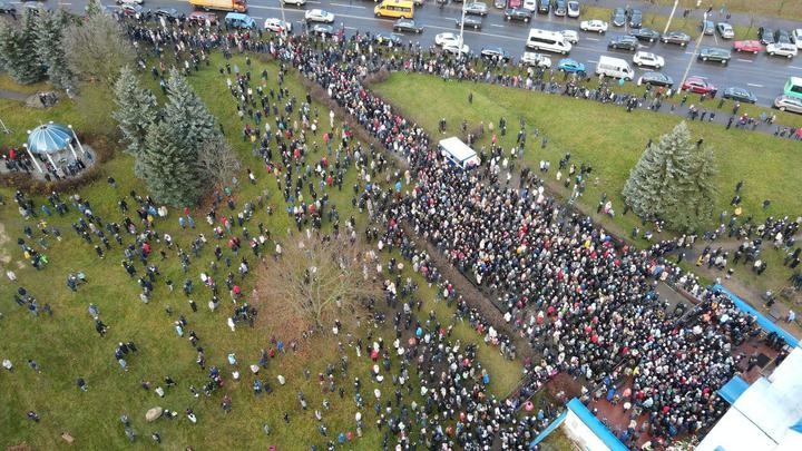 В Минске простились с Романом Бондаренко — пришли тысячи человек В Минске простились с Романом Бондаренко — пришли тысячи человек