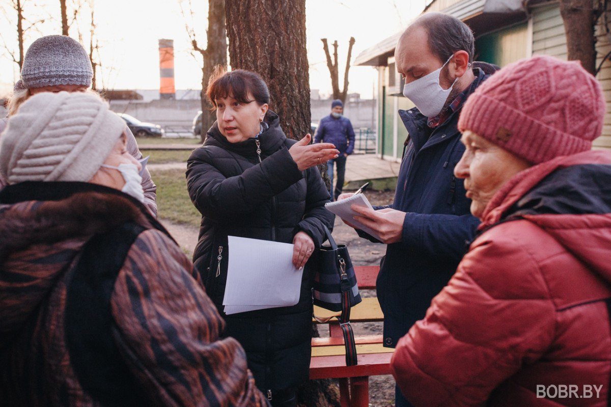 “Как будто нам посмеялись в лицо”. На улице Рокоссовского №40 состоялась встреча с представителями горисполкома “Как будто нам посмеялись в лицо”. На улице Рокоссовского №40 состоялась встреча с представителями горисполкома