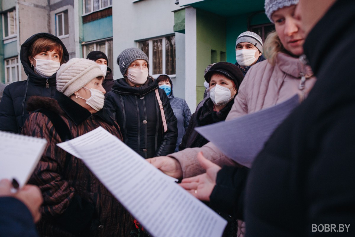 “Как будто нам посмеялись в лицо”. На улице Рокоссовского №40 состоялась встреча с представителями горисполкома “Как будто нам посмеялись в лицо”. На улице Рокоссовского №40 состоялась встреча с представителями горисполкома