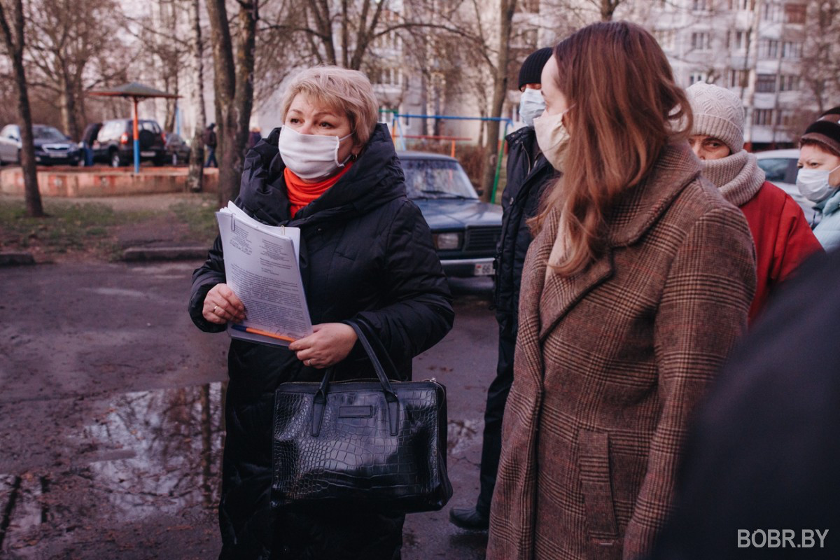 “Как будто нам посмеялись в лицо”. На улице Рокоссовского №40 состоялась встреча с представителями горисполкома “Как будто нам посмеялись в лицо”. На улице Рокоссовского №40 состоялась встреча с представителями горисполкома