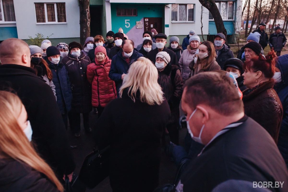 “Как будто нам посмеялись в лицо”. На улице Рокоссовского №40 состоялась встреча с представителями горисполкома “Как будто нам посмеялись в лицо”. На улице Рокоссовского №40 состоялась встреча с представителями горисполкома