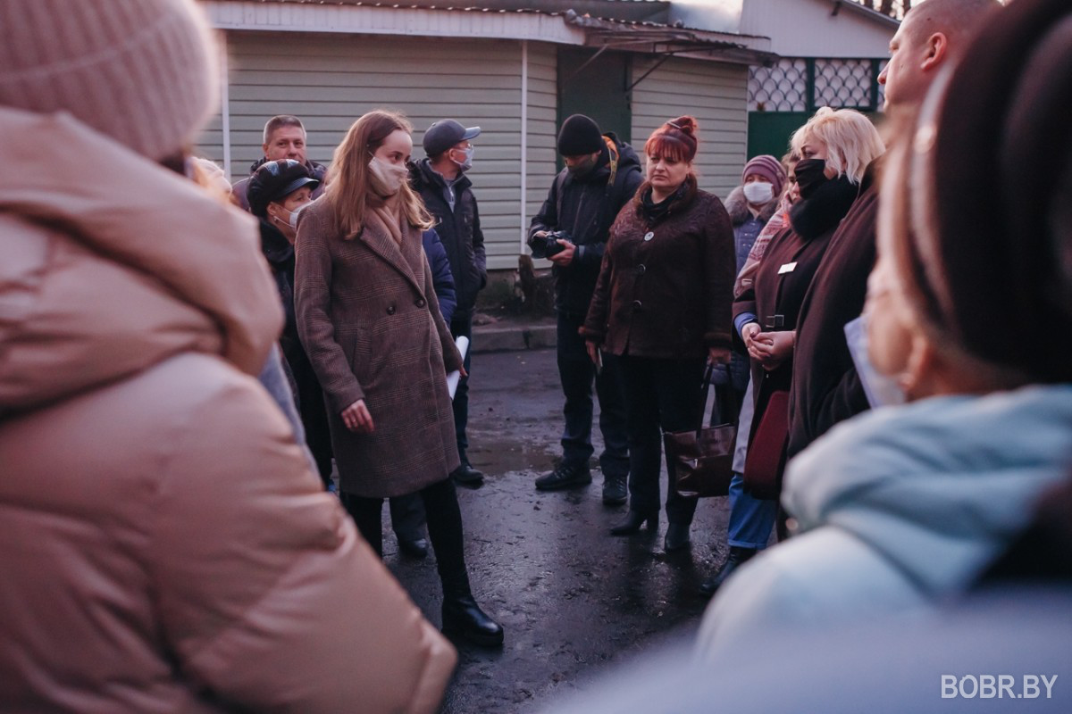 “Как будто нам посмеялись в лицо”. На улице Рокоссовского №40 состоялась встреча с представителями горисполкома “Как будто нам посмеялись в лицо”. На улице Рокоссовского №40 состоялась встреча с представителями горисполкома