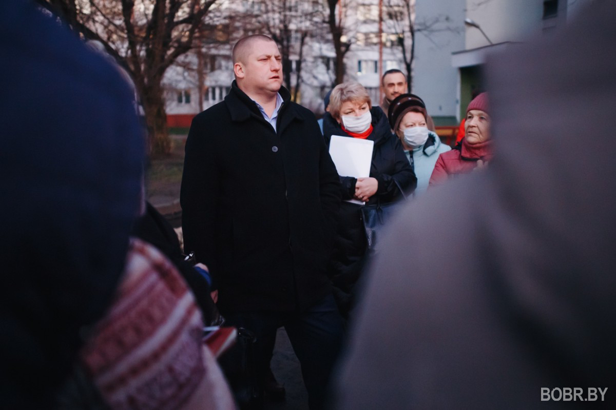 “Как будто нам посмеялись в лицо”. На улице Рокоссовского №40 состоялась встреча с представителями горисполкома “Как будто нам посмеялись в лицо”. На улице Рокоссовского №40 состоялась встреча с представителями горисполкома