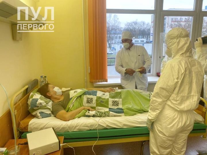 Лукашенко впервые появился в медицинской маске. Но пренебрег правилами ее ношения Лукашенко впервые появился в медицинской маске. Но пренебрег правилами ее ношения