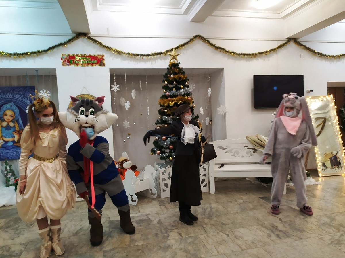 В Бобруйске показывают театрализованное представление «Приключения Её Величества под Новый год»