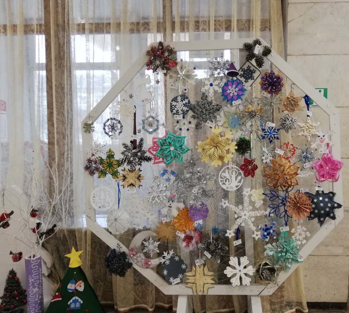 В Бобруйске проходит выставка «Новогодние снежинки»