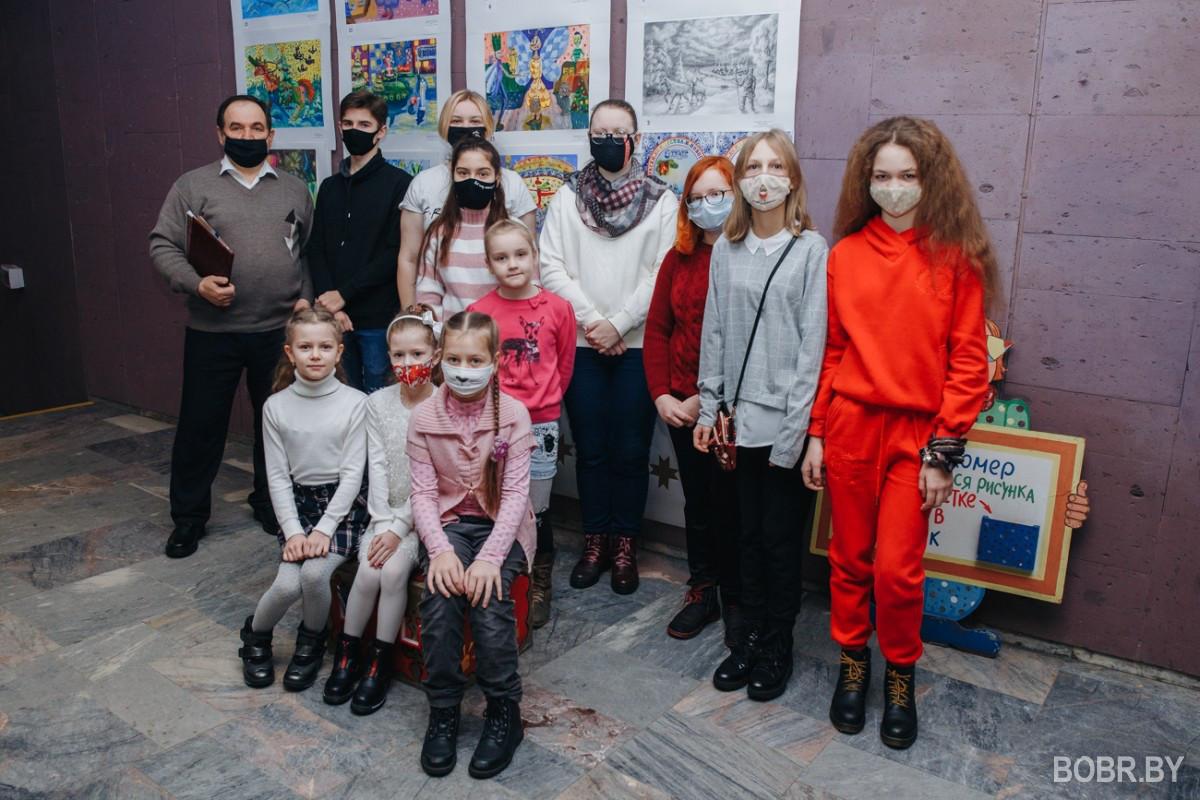 В театре вручили дипломы художникам Бобруйской изостудии «Радуга» В театре вручили дипломы художникам Бобруйской изостудии «Радуга»