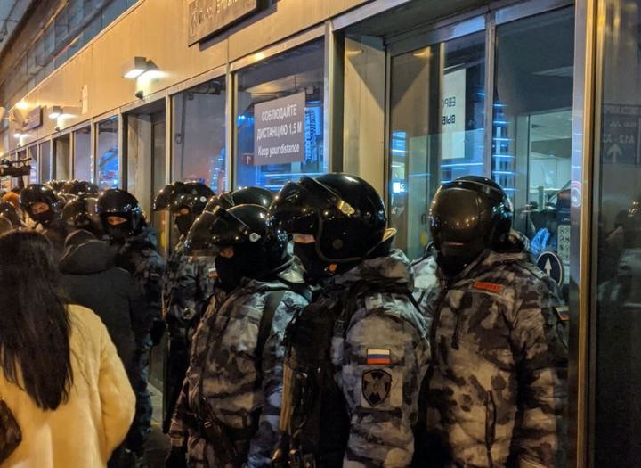 «Здесь мой дом, я не боюсь». Алексей Навальный вернулся в Россию — и сразу был задержан «Здесь мой дом, я не боюсь». Алексей Навальный вернулся в Россию — и сразу был задержан
