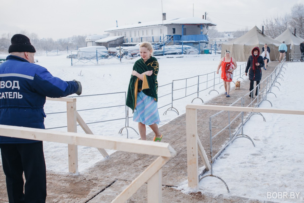 купель на борисовских прудах 2022. купель в егорьевске на крещение. путин купается в проруби 2022. крещение в питере. евгений диденко томские моржи.