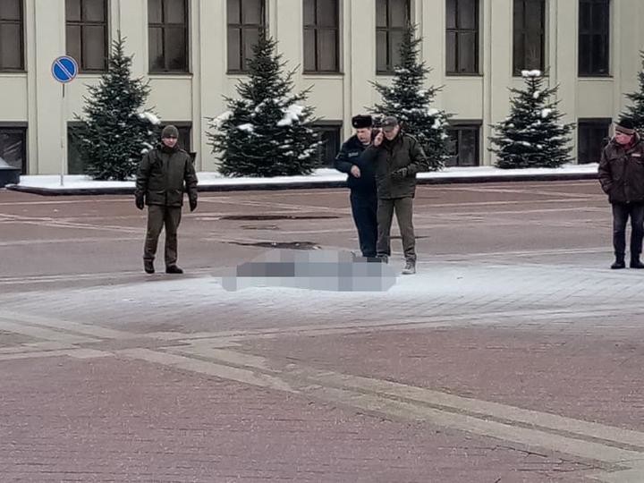 У Дома правительства кто-то, похоже, совершил самоподжог. Фото и видео очевидцев У Дома правительства кто-то, похоже, совершил самоподжог. Фото и видео очевидцев