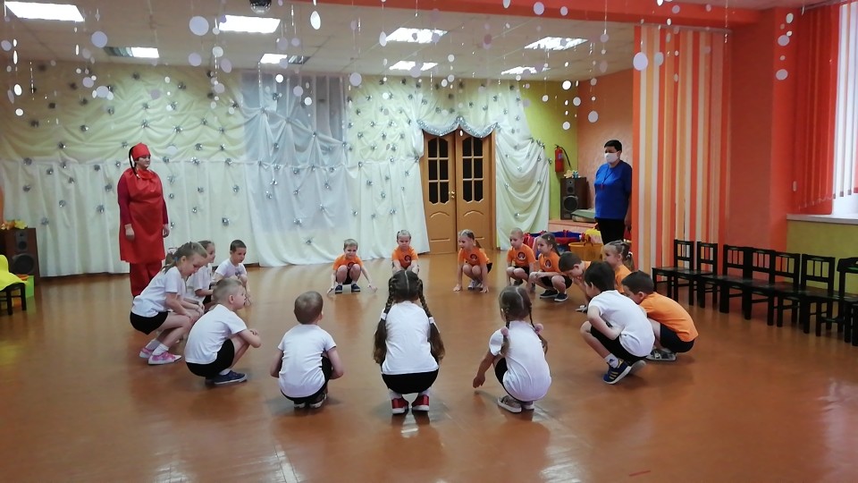 Музыкально-спортивным развлечением завершилась неделя безопасности в 43 садике города Бобруйска