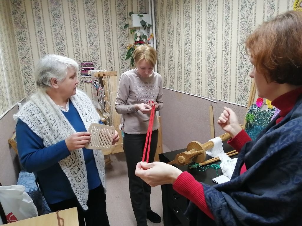 В Бобруйске прошел мастер-класс по ткачеству поясов на бердышках