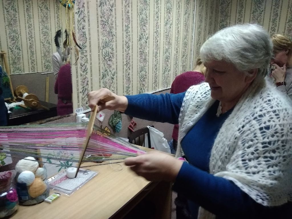 В Бобруйске прошел мастер-класс по ткачеству поясов на бердышках
