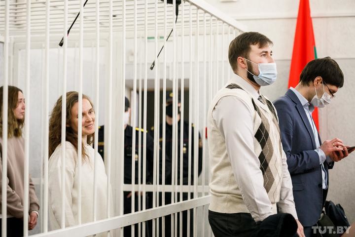 Двум молодым журналисткам дали по два года колонии за стрим Двум молодым журналисткам дали по два года колонии за стрим
