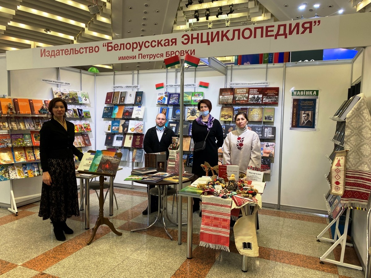 Бобруйчанка приняла участие в Минской международной книжной выставке-ярмарке, где знакомила посетителей с народными куклами