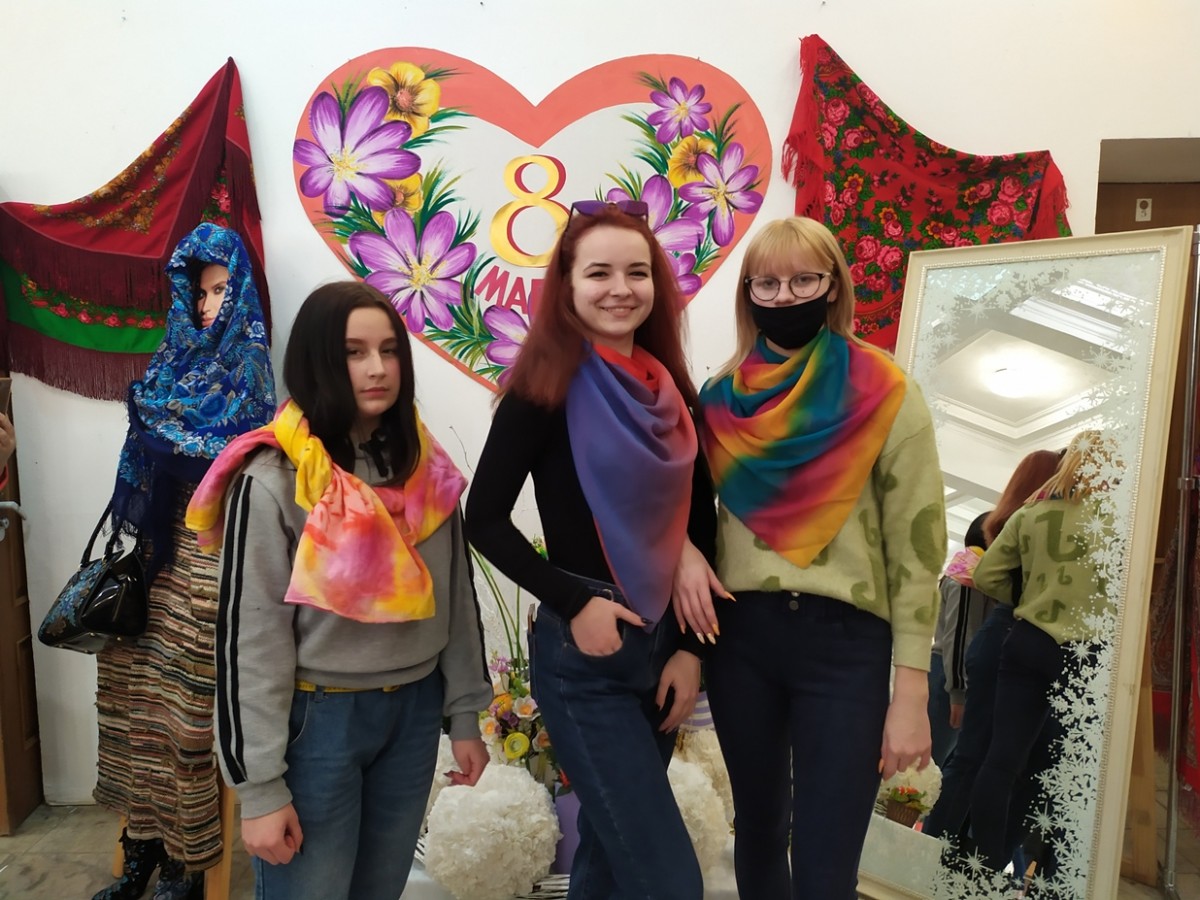 В Бобруйске открылась уникальная выставка платков «Цветочная симфония»