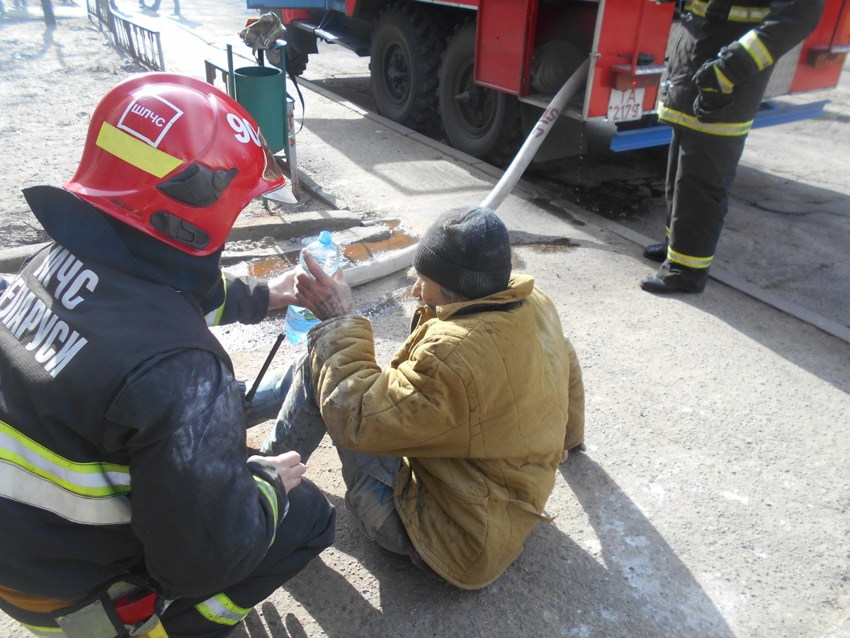 В Бобруйске на пожаре спасли мужчину