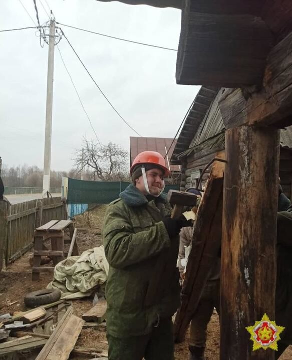 Военные начали ремонтировать дом под Осиповичами, в который въехала их ракетная установка Военные начали ремонтировать дом под Осиповичами, в который въехала их ракетная установка