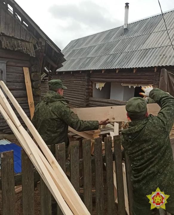 Военные начали ремонтировать дом под Осиповичами, в который въехала их ракетная установка Военные начали ремонтировать дом под Осиповичами, в который въехала их ракетная установка