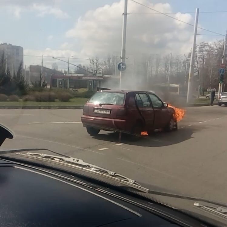 В Бобруйске горел Volkswagen. Фотофакт В Бобруйске горел Volkswagen. Фотофакт