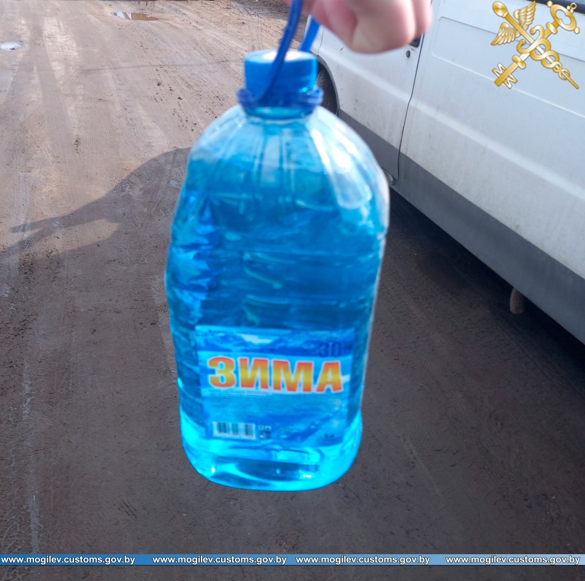 2850 литров запрещенной к обращению в Беларуси стеклоомывающей жидкости изъяли могилевские таможенники