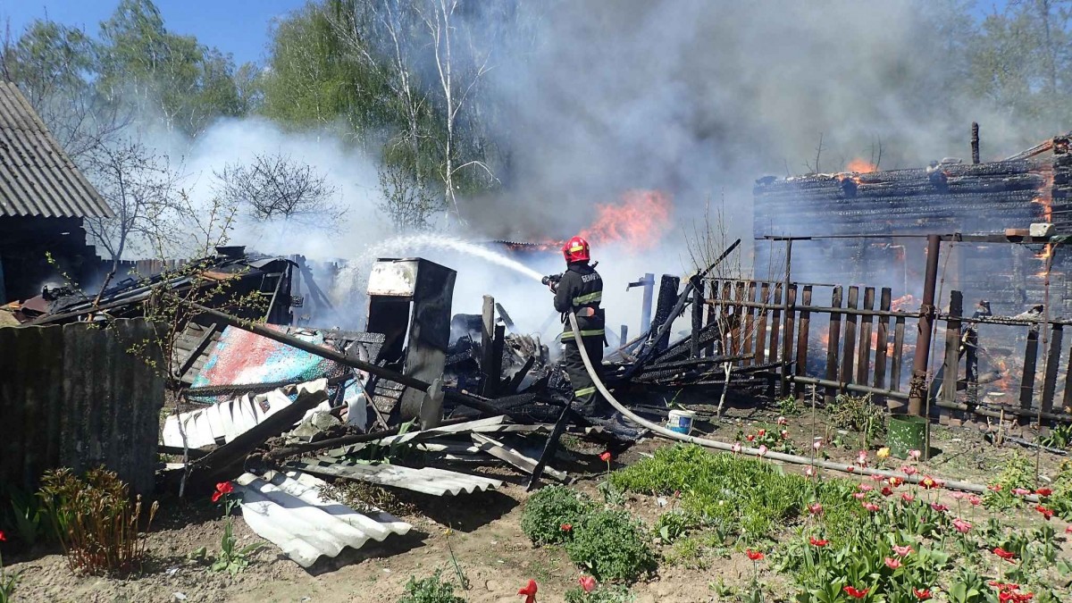 Горели жилой дом и гараж: за один день в Бобруйском районе произошло два пожара