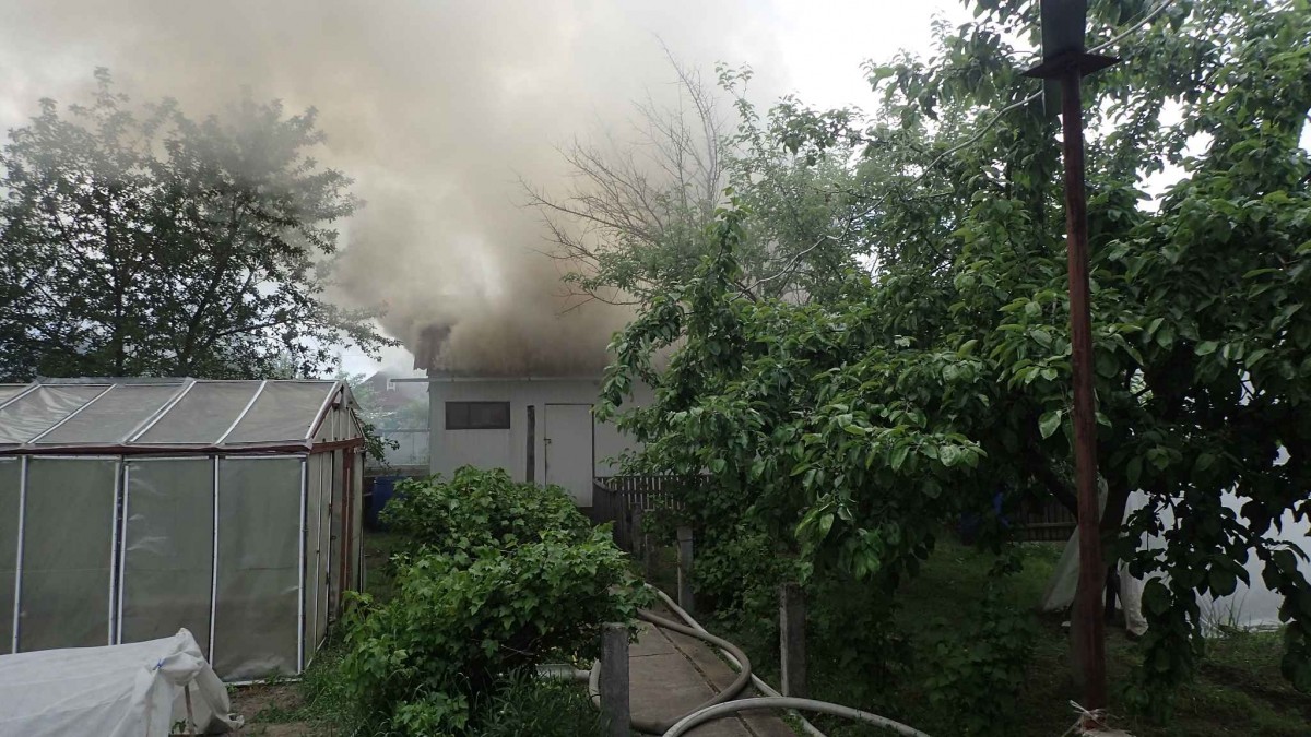 В Бобруйске улице 9 мая горела хозпостройка. Вероятная причина пожара — непотушенные угли
