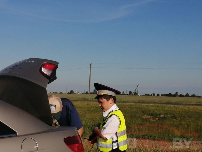 Мальчик в форме ГИБДД выходит на дорогу и останавливает машины. Водители ему подыгрывают Мальчик в форме ГИБДД выходит на дорогу и останавливает машины. Водители ему подыгрывают