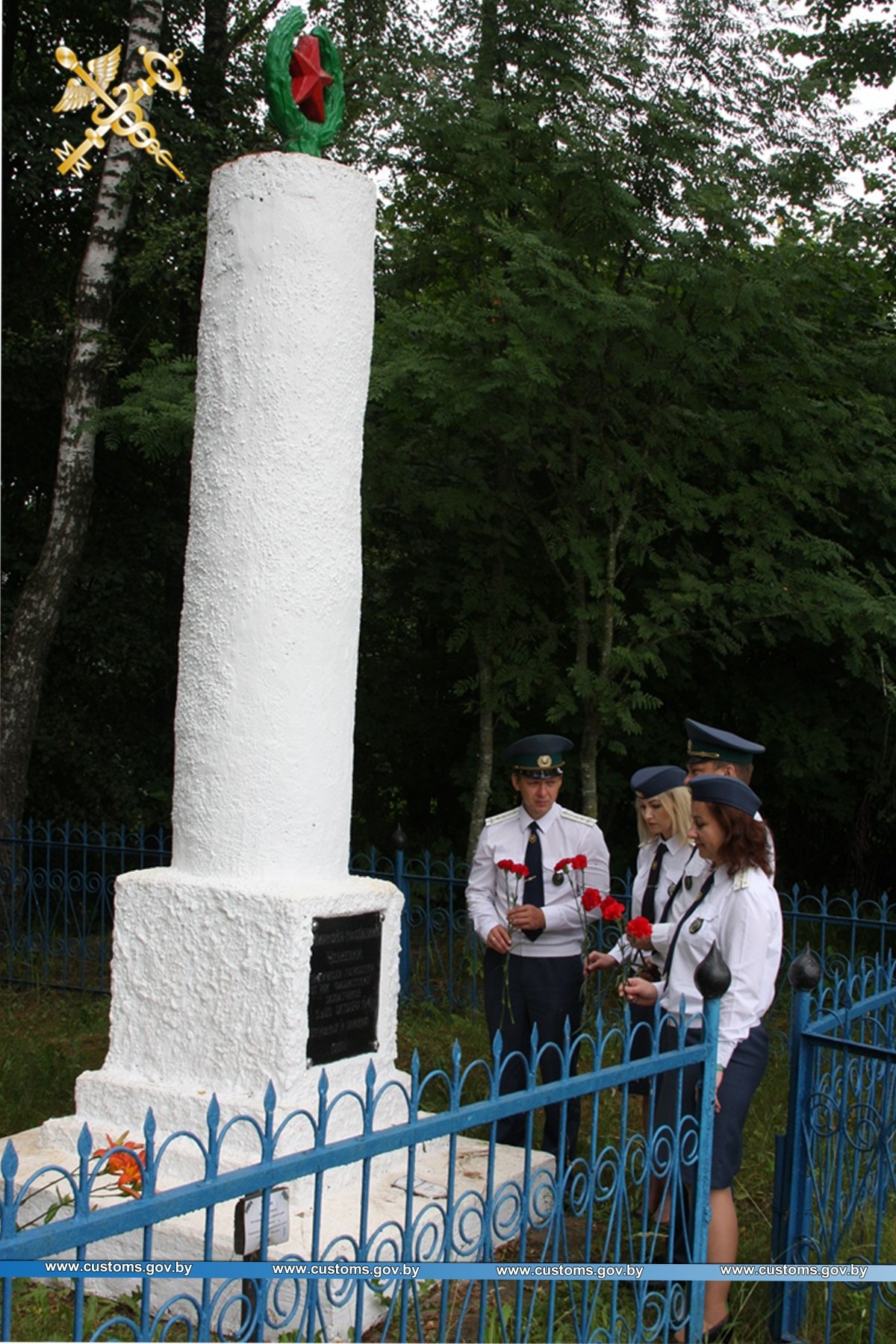 Могилевские таможенники возложили цветы к местам захоронений времен Великой Отечественной войны
