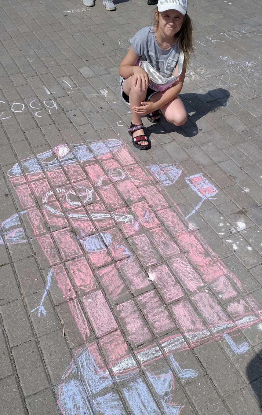 В оздоровительном лагере Бобруйска прошел конкурс рисунок на асфальте «Солнечное лето»