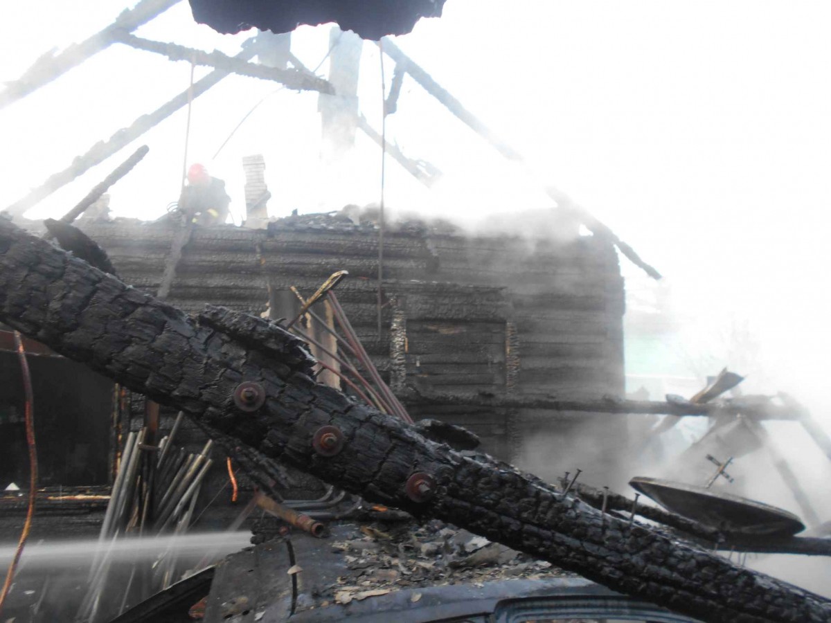 В Бобруйске в результате пожара сгорели автомобиль и кровли дома и хозпостройки