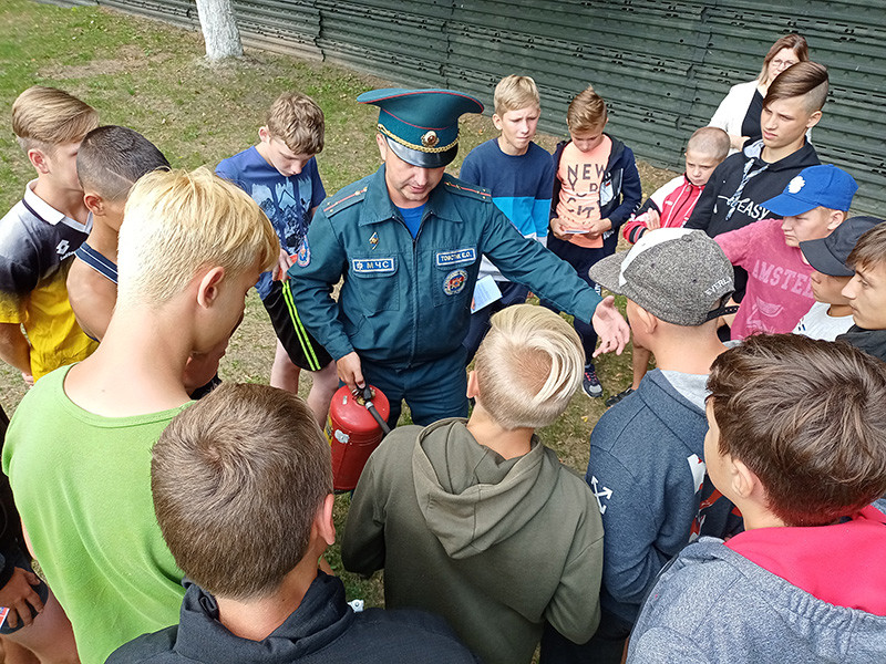 Военно-патриотический лагерь принимал в гости спасателей Бобруйска