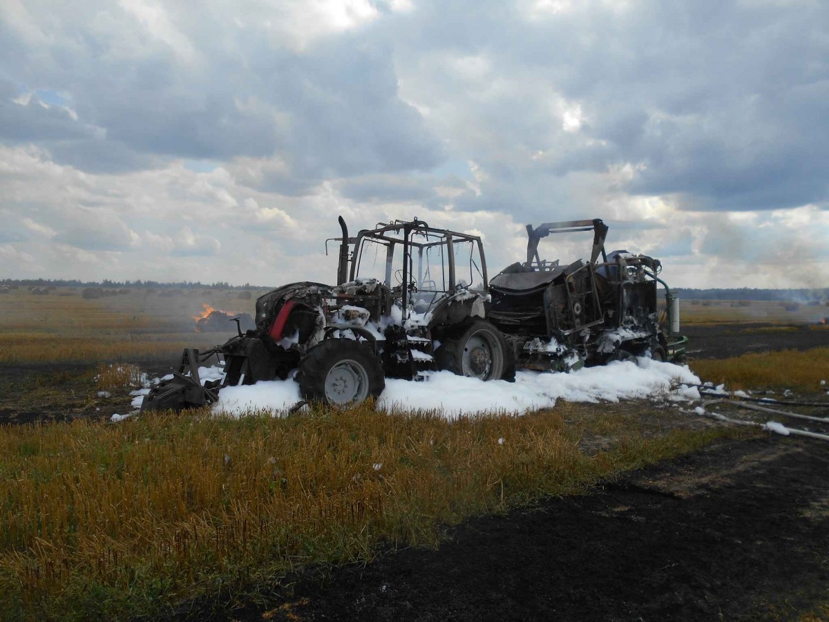 В Бобруйском районе во время уборки загорелся трактор