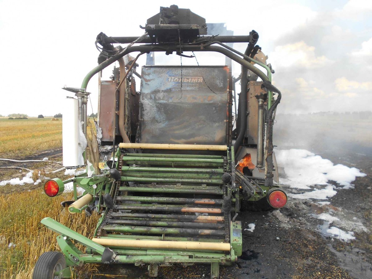В Бобруйском районе во время уборки загорелся трактор