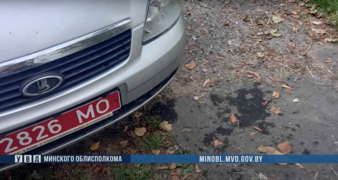 В Борисове пьяные мужчины облили милицейское авто пивом и ударили по бамперу В Борисове пьяные мужчины облили милицейское авто пивом и ударили по бамперу