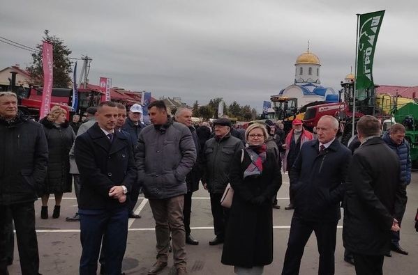 Техника «Бобруйскагромаш» представлена на «дожинках» в Витебской области Техника «Бобруйскагромаш» представлена на «дожинках» в Витебской области