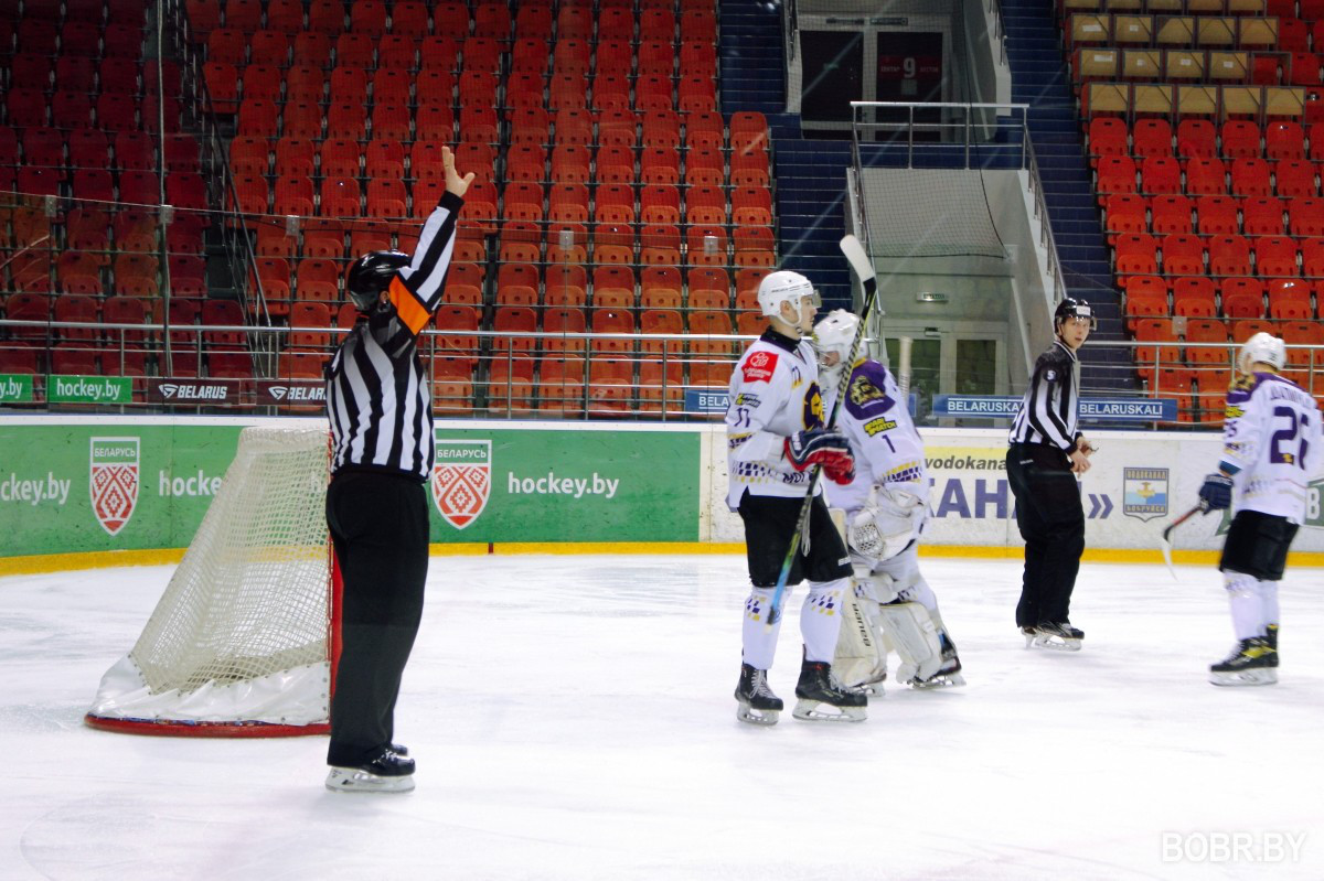Хоккейная команда Бобруйска со счетом 5:4 выиграла у Могилева по буллитам