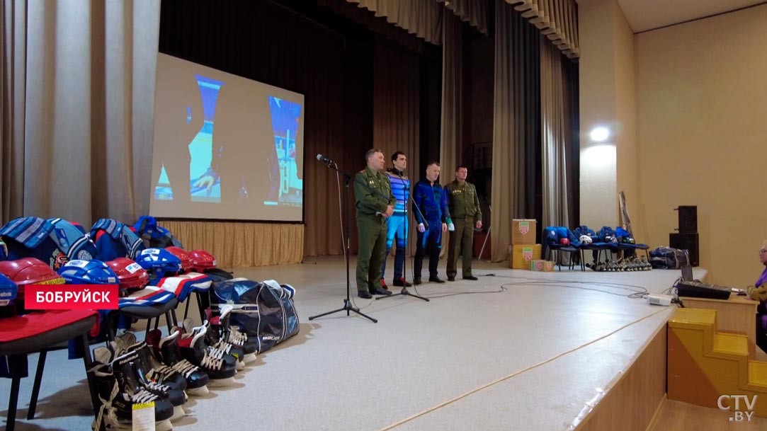 «Сюда не так много людей ездит». Федерация хоккея Беларуси передала подарки в колонию для несовершеннолетних города Бобруйска