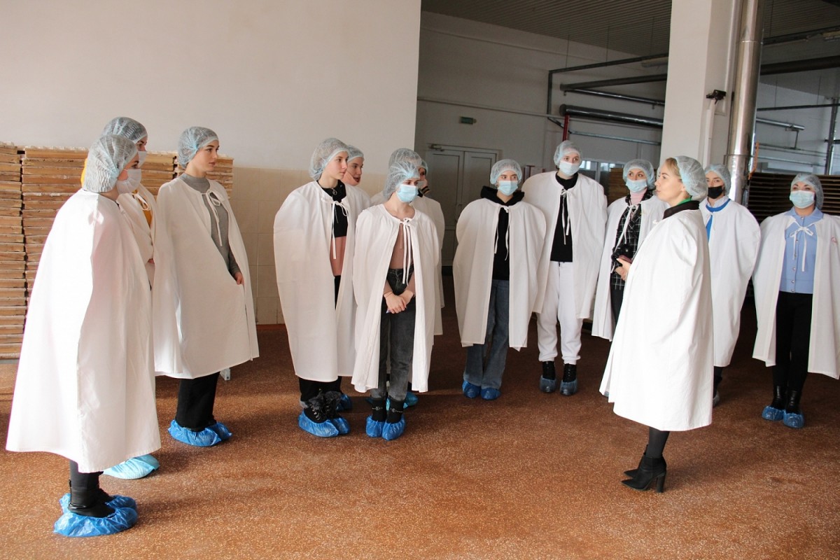 Учащиеся торгово-экономического колледжа Бобруйска посетили фабрику «Красный пищевик»
