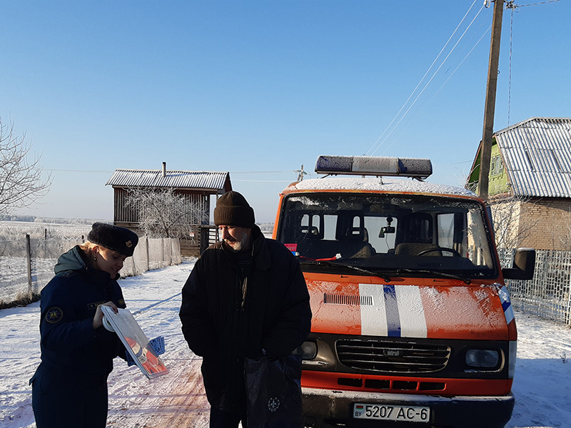 В рамках акции «Безопасный новый год» работники Бобруйского ГРОЧС посетили места торговли автолавки в сельских населенных пунктах.