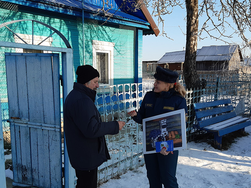 В рамках акции «Безопасный новый год» работники Бобруйского ГРОЧС посетили места торговли автолавки в сельских населенных пунктах.